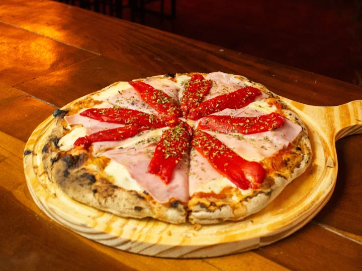 Pizza Jamón y Morrón